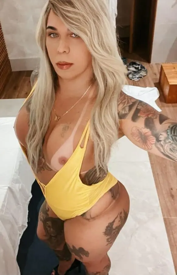 patricia-portela-travesti-loira-com-olhos-claros-3